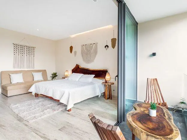 Luxury Studio - Stunning Pool View & Amenities 툴룸