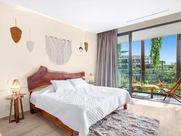 Luxury Studio - Stunning Pool View & Amenities 툴룸
